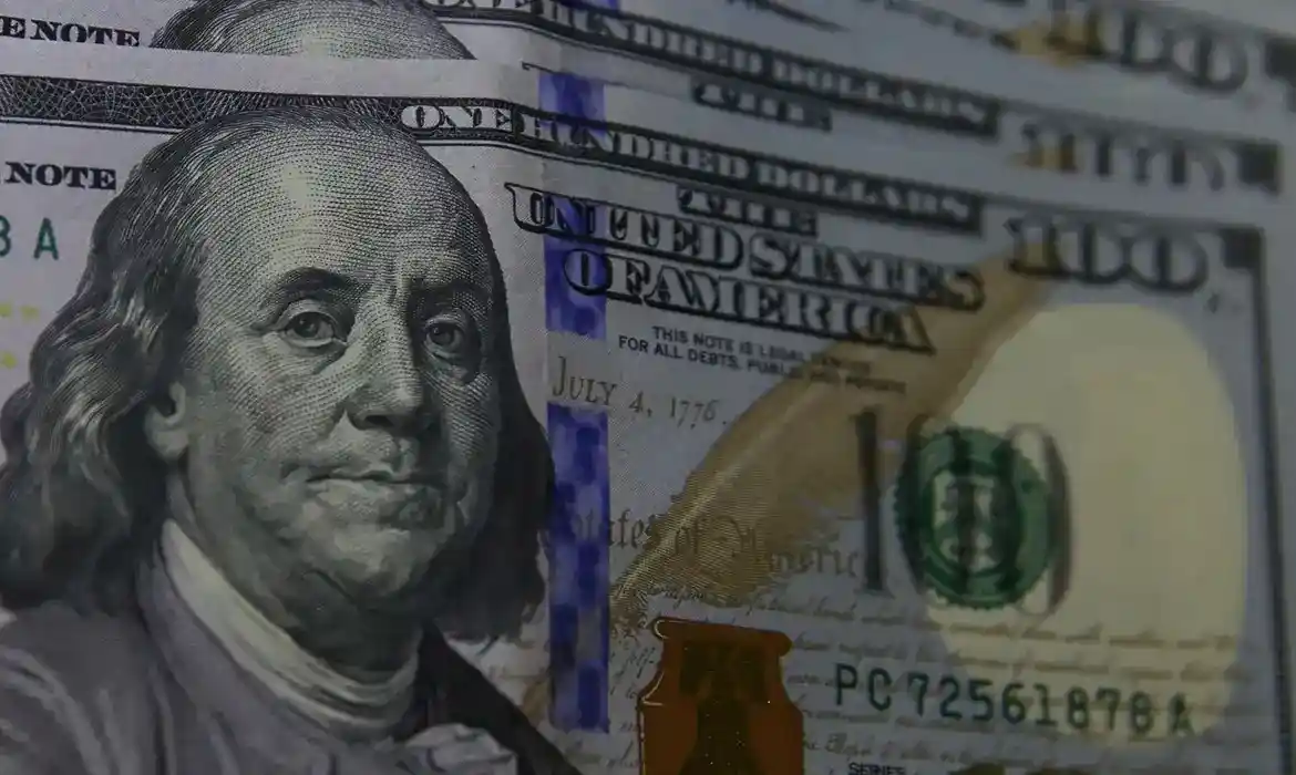 Imagem de Dólar fecha em queda e atinge menor valor em 15 meses