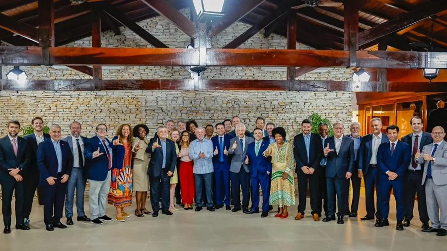 Imagem de Lula recebe bebidas alcoólicas de líderes partidários em jantar com deputados 