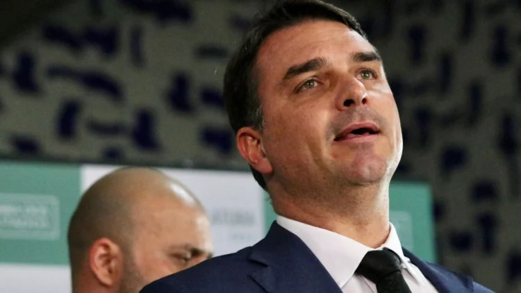 Imagem de Flávio Bolsonaro desembarca nos EUA à espera de encontro com Trump