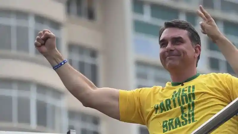 Imagem de Flávio Bolsonaro critica decisão de Dino e pede suspensão da reintegração de Andrei à PF