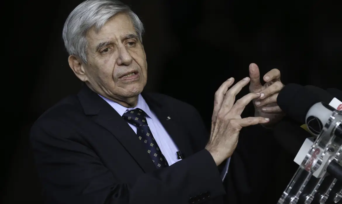 Imagem de Moraes concede prisão domiciliar a Augusto Heleno após laudo médico apontar Alzheimer