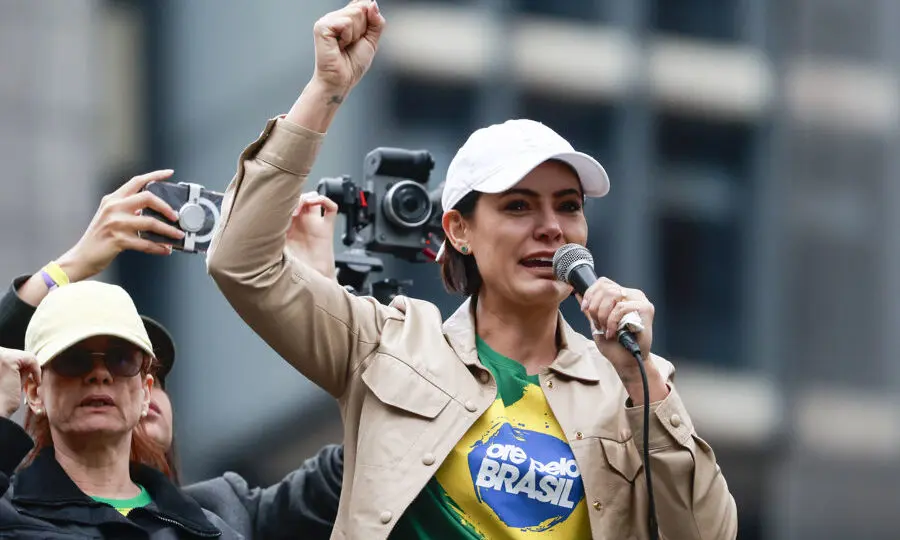 Imagem de Flávio Bolsonaro sinaliza Michelle Bolsonaro ao Senado