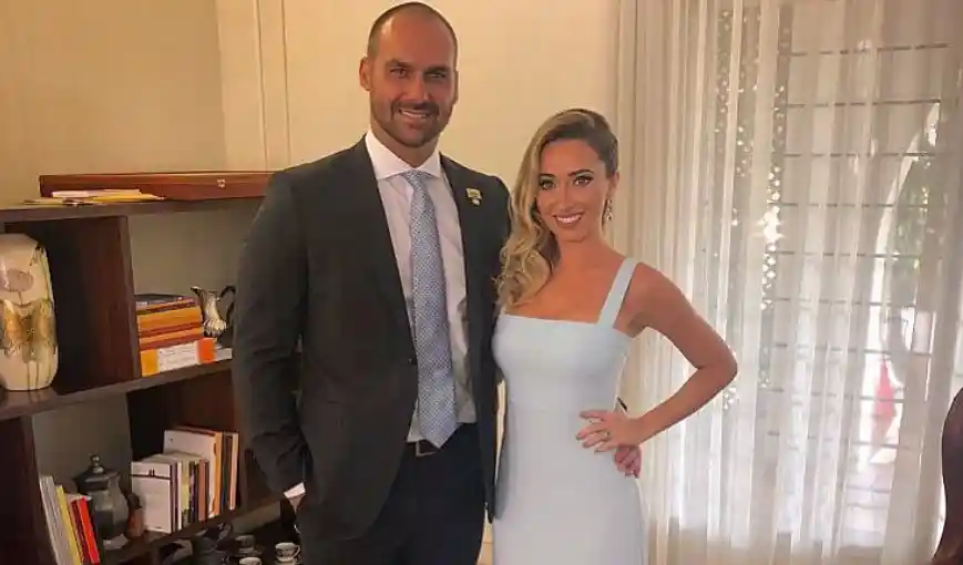 Imagem de Esposa de Eduardo Bolsonaro reconhece desgaste, mas reforça coragem e compromisso do marido