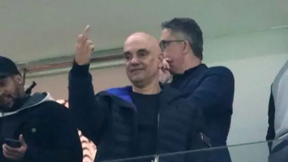 Imagem de No dia em que é sancionado pelos EUA, Moraes vai a jogo do Corinthians e faz gesto obsceno