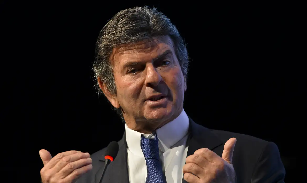 Imagem de Fux muda posição e vota por rever condenações do 8 de janeiro no STF