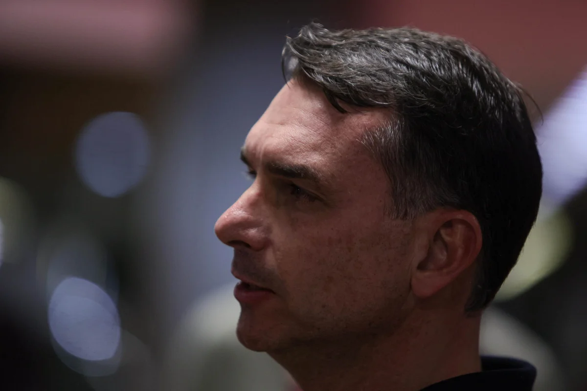 Imagem de Flávio Bolsonaro se reúne com André Esteves