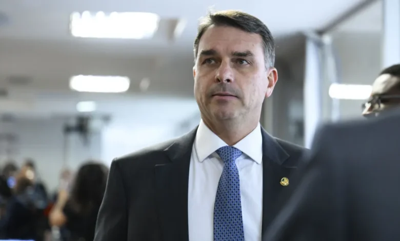 Imagem de PGE pede liberação de pesquisa AtlasIntel sobre Flávio Bolsonaro