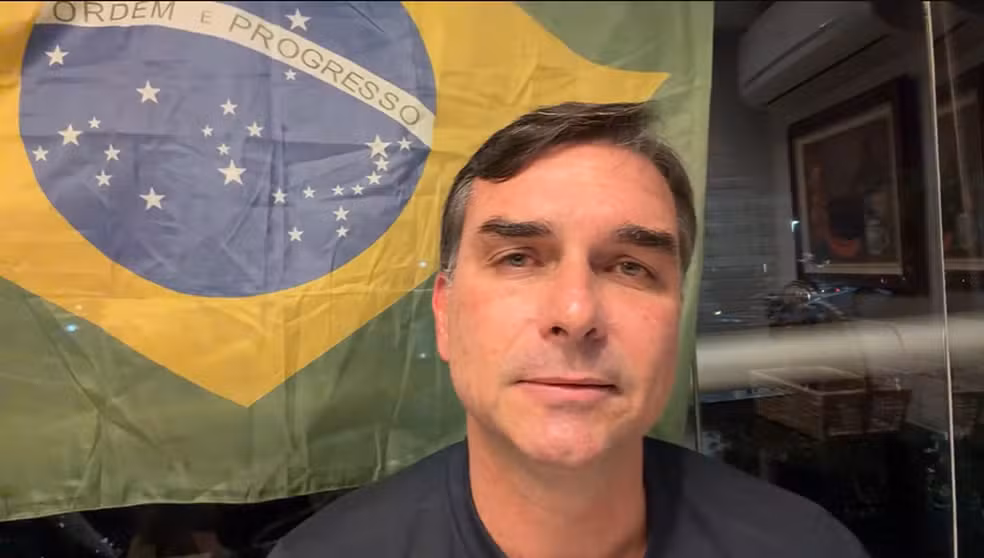 Imagem de Flávio acusa Moraes de buscar justificativa para retirar Bolsonaro da prisão domiciliar