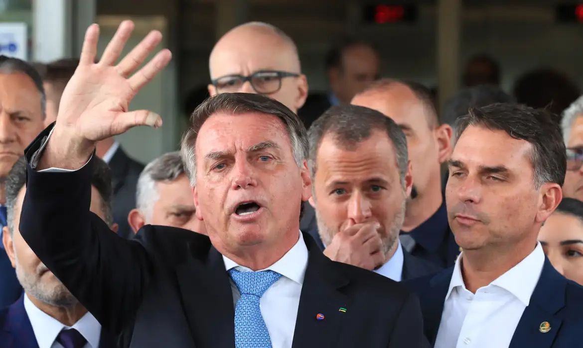 Imagem de Bolsonaro permanece internado após crise de saúde; exames apontam anemia e alteração renal