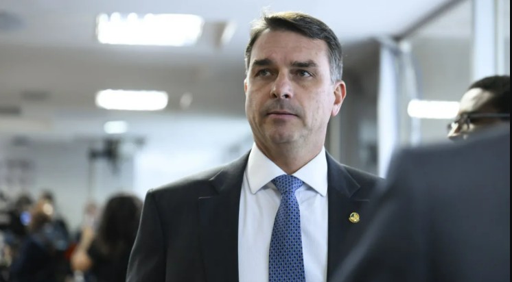 Imagem de Flávio nega atuação para empresa ligada a Vorcaro e contesta emissão de notas fiscais