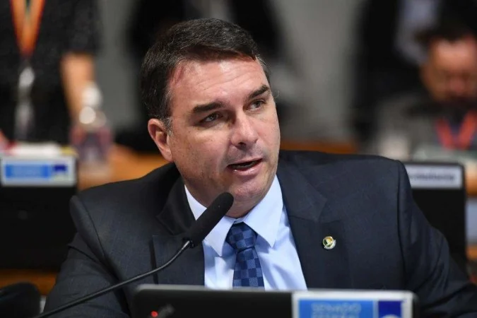 Imagem de Flávio Bolsonaro aponta possível articulação de Moraes e Alcolumbre contra sua candidatura