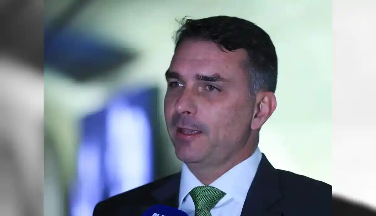 Imagem de Flávio rebate Michelle: “Única relação com Vorcaro é o filme do meu pai”