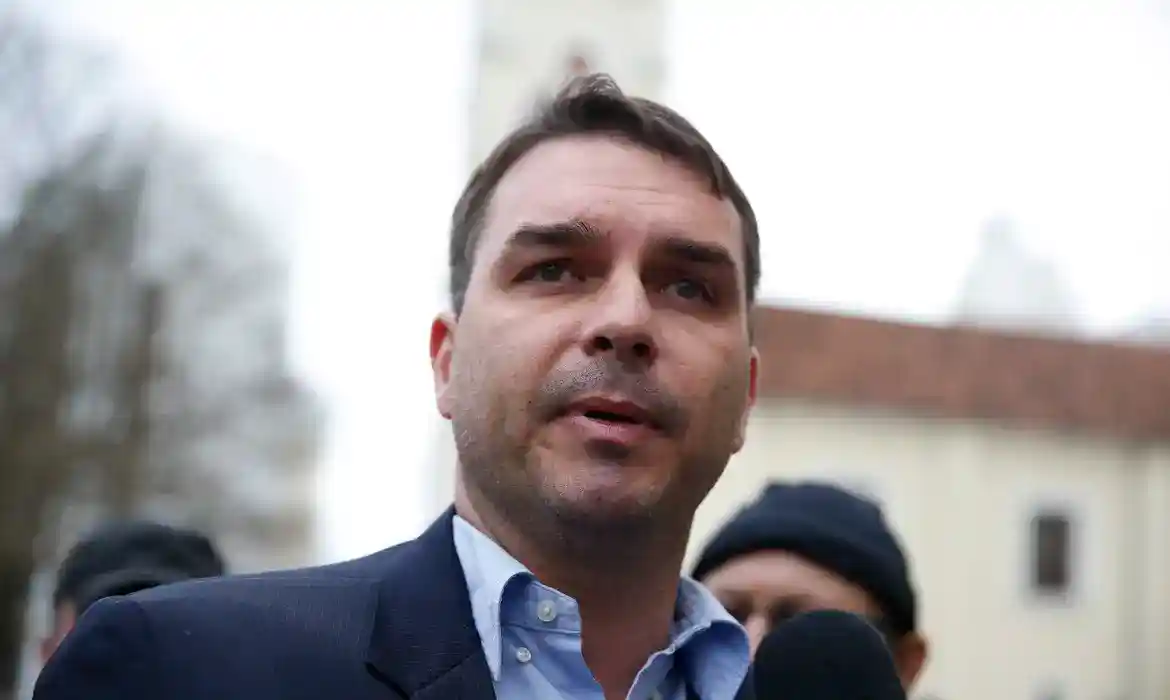Imagem de Flávio Bolsonaro elogia ataques dos EUA contra narco-terroristas e sugere cooperação no Rio de Janeiro
