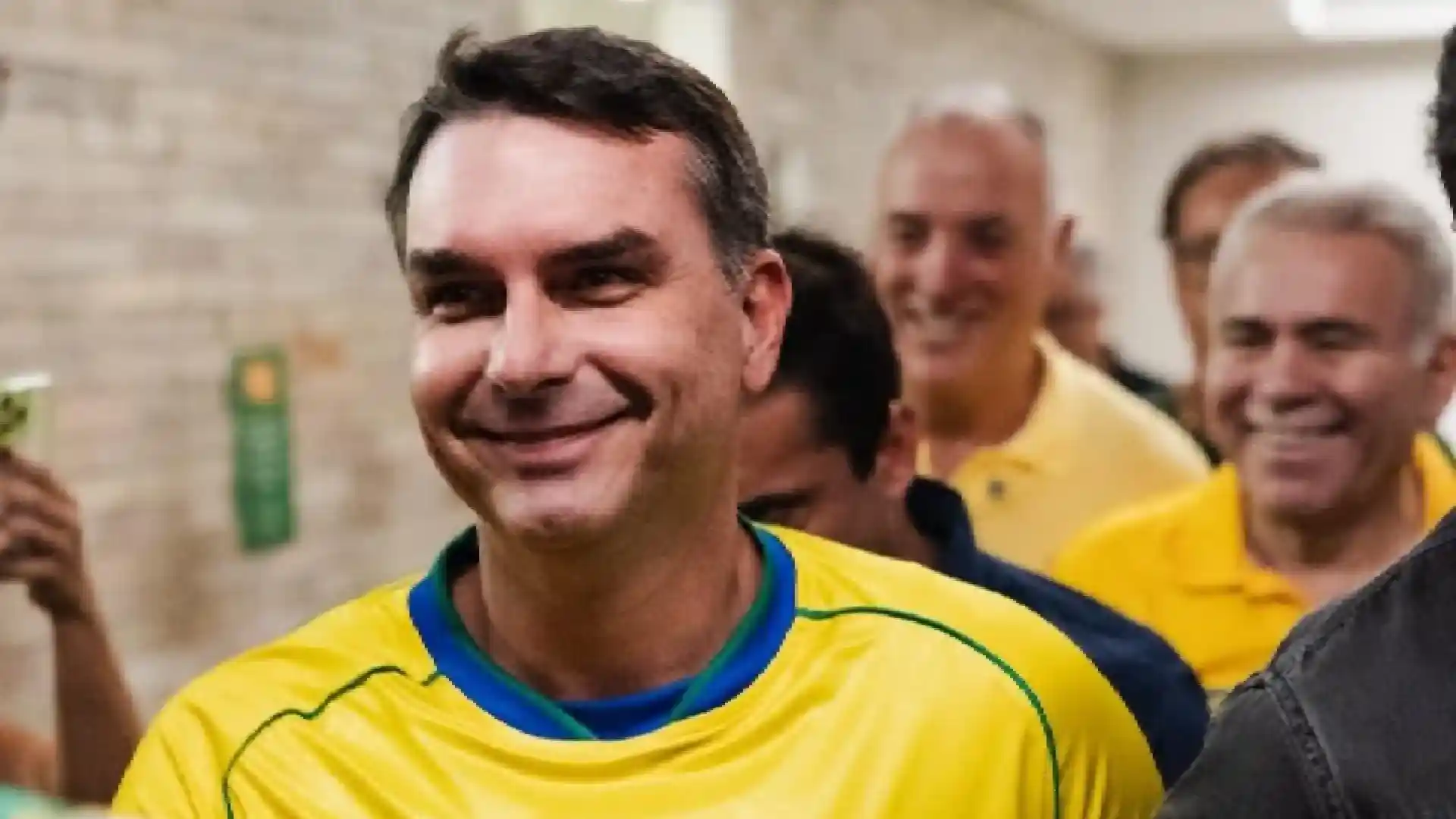 Imagem de Pesquisa indica vitória de Flávio Bolsonaro sobre Lula e Haddad em cenários de 2º turno