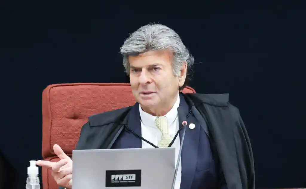 Imagem de Fux interrompe Moraes e anuncia que tratará preliminares separadamente no julgamento de Bolsonaro