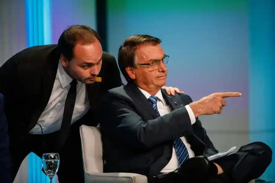 Imagem de Carlos Bolsonaro acusa Moraes de perseguir Jair Bolsonaro e fala em “tortura” judicial