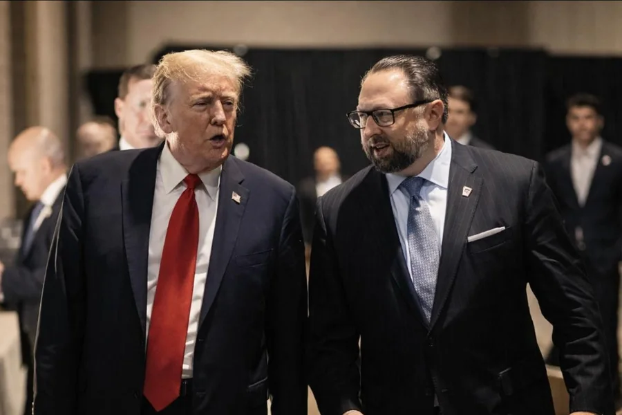 Imagem de Conselheiro de Trump reage a relatório dos EUA e critica decisões de Moraes