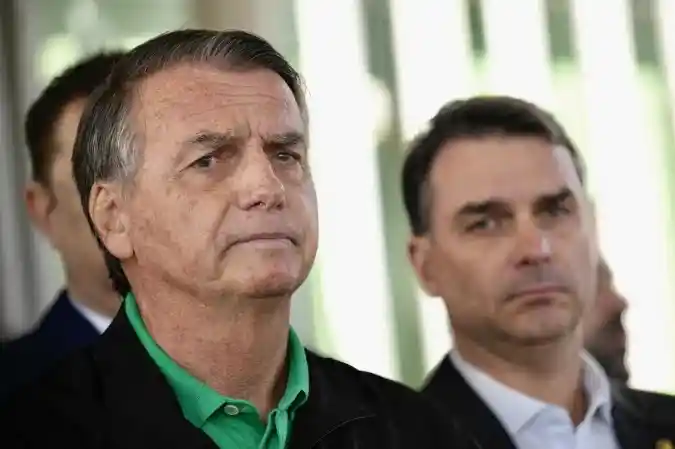 Imagem de Bolsonaro aconselha Flávio após divulgação de áudios sobre financiamento de filme
