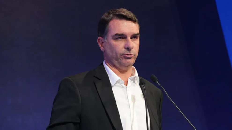 Imagem de Flávio Bolsonaro diz esperar apoio de Michelle: "Estou sempre aberto"