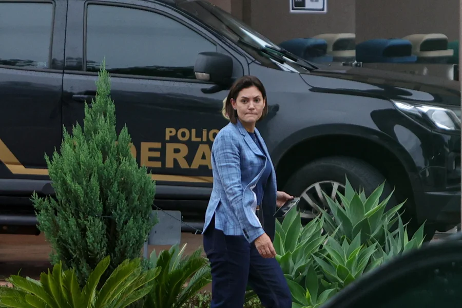 Imagem de Michelle Bolsonaro se reúne com Gilmar Mendes para defender prisão domiciliar do ex-presidente