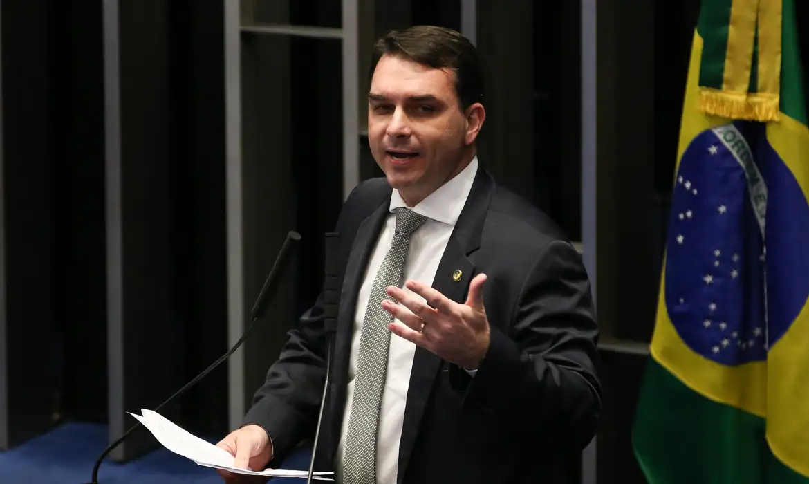 Imagem de ‘Nosso inimigo não está na direita’, diz Flávio Bolsonaro