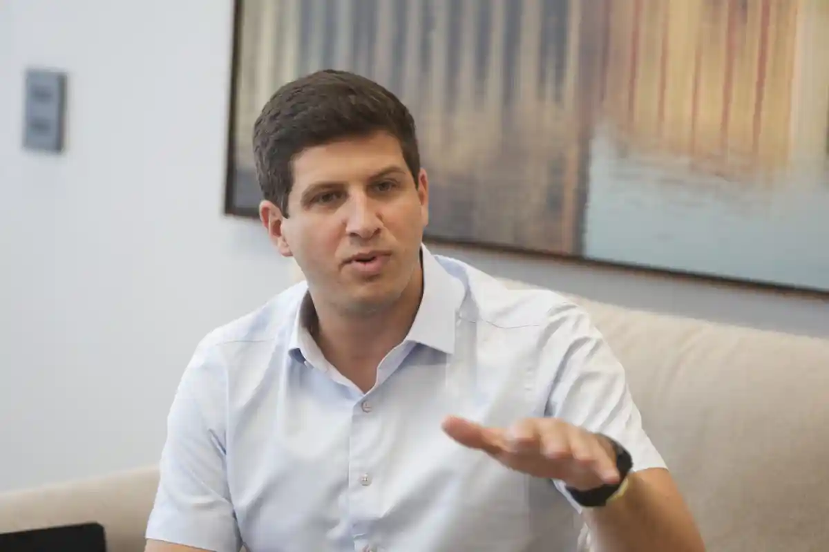 Imagem de João Campos é alvo de denúncia por uso político de espaço público em Pernambuco