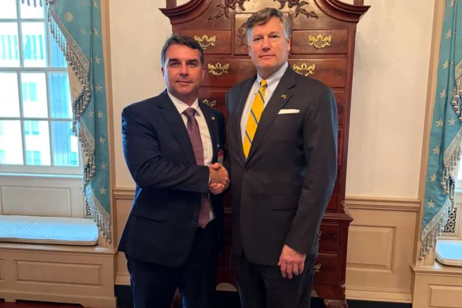 Imagem de Flávio Bolsonaro comenta conversa com Trump sobre Lula após reunião na Casa Branca