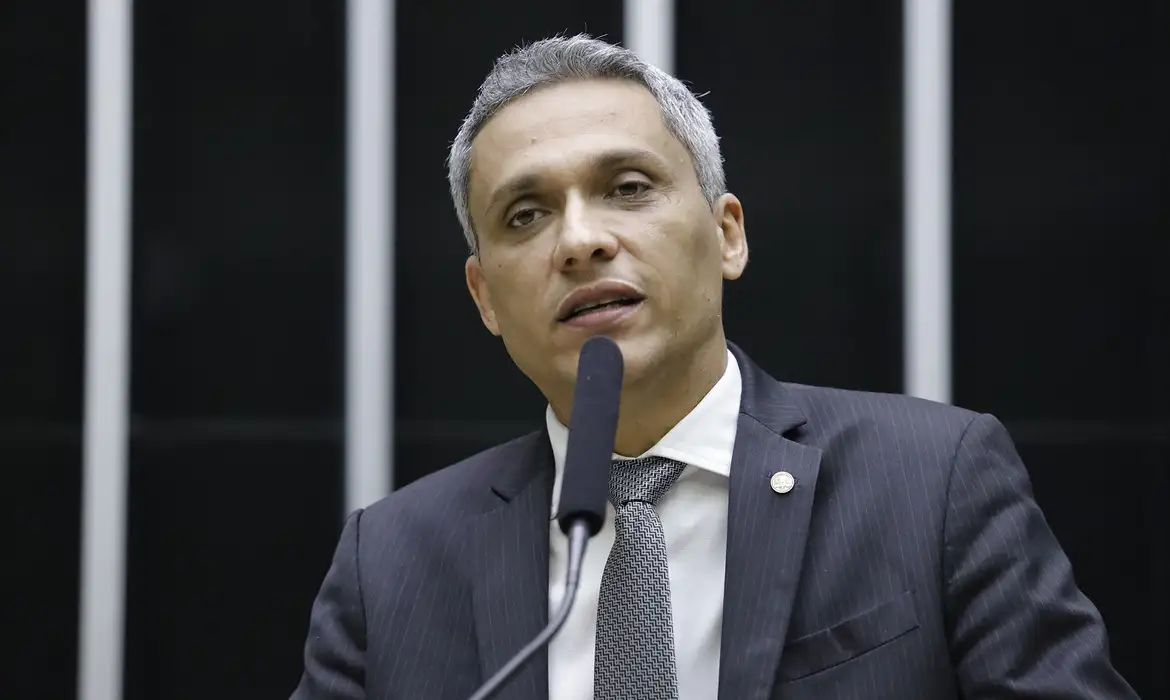 Imagem de Gustavo Gayer pede auditoria no contrato da Caixa com jornalista Eduardo Bueno