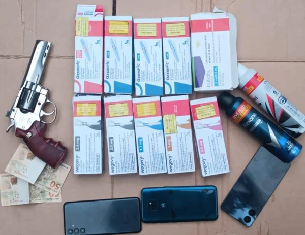 Canetas apreendidas após roubo de farmácia em Itapuã no dia 12 de setembro