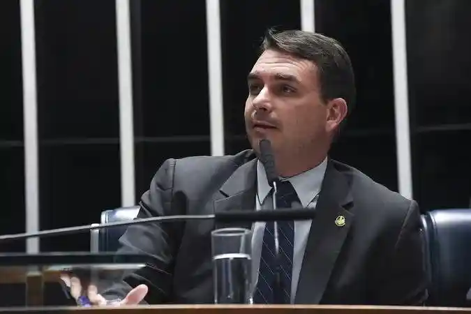 Imagem de Flávio Bolsonaro elogia Tereza Cristina e a vê como possível vice em chapa presidencial