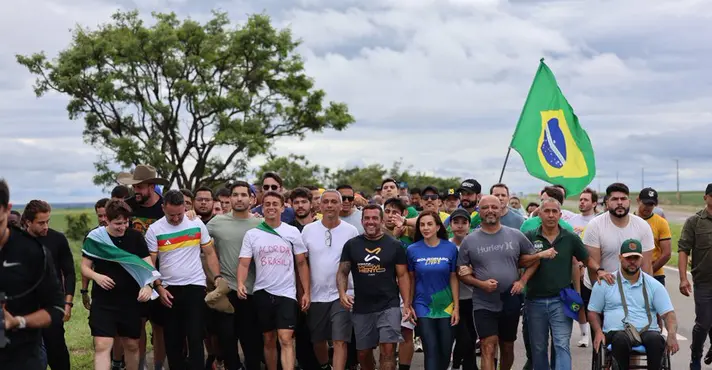 Imagem de Golpistas exploram caminhada de Nikolas Ferreira para pedir doações via Pix