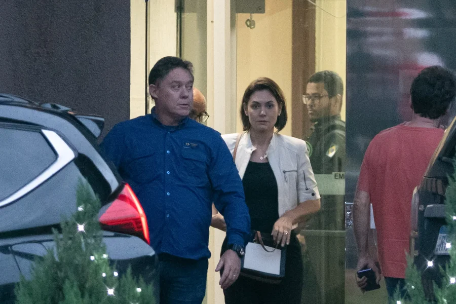 Imagem de Michelle Bolsonaro acusa Moraes e Gonet de negligência após demora para autorizar atendimento médico ao ex-presidente