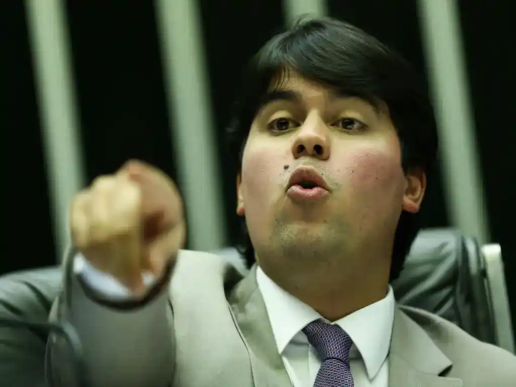 Imagem de PP evita racha e apenas afasta André Fufuca após apoio declarado a Lula