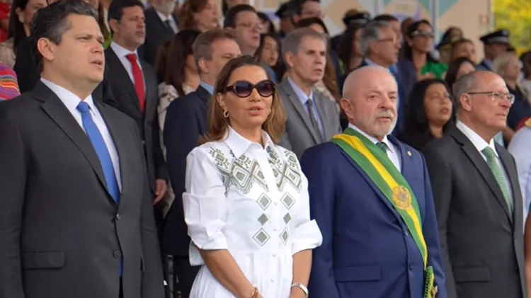 Imagem de Janja usa vestido de R$ 2,3 mil durante desfile de 7 de Setembro em Brasília