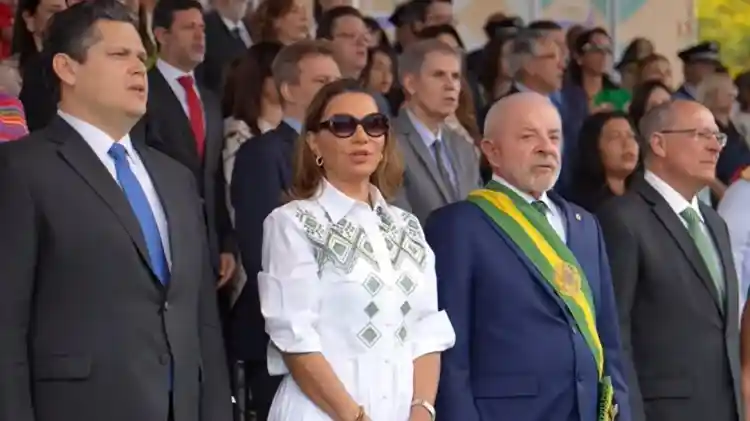 Imagem de Janja usa vestido de R$ 2,3 mil durante desfile de 7 de Setembro em Brasília