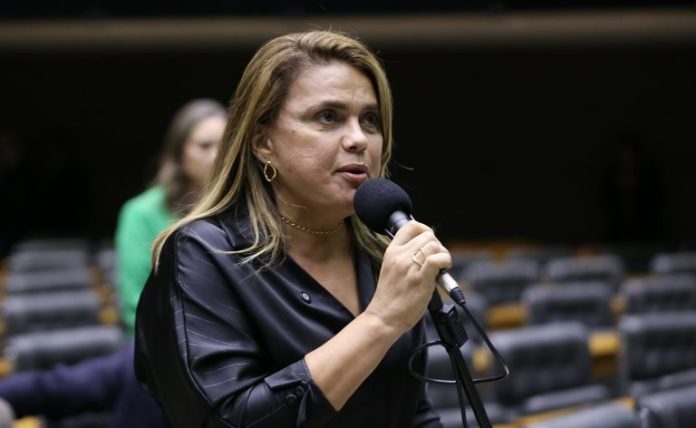 Imagem de Empresa de deputada investigada pela PF acumula contratos milionários com governo Lula