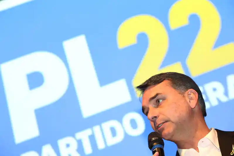 Imagem de “O Judiciário não é Alexandre de Moraes; o STF não é Flávio Dino”, afirma Flávio Bolsonaro