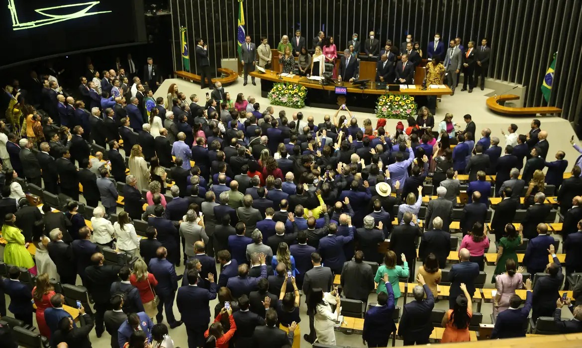 Imagem de Deputados cassados por decisão do STF anunciam greve de fome no Congresso