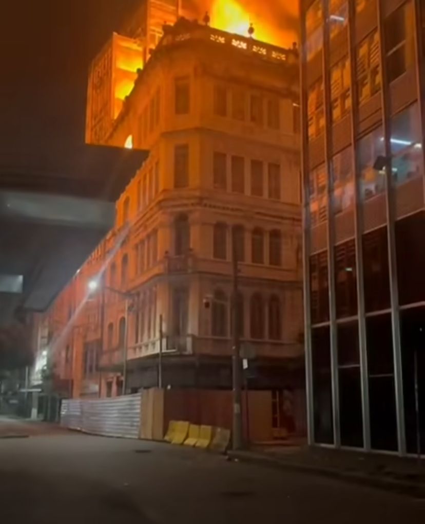 Imagem de Incêndio atinge casarão no centro de Salvador e compromete três prédios vizinhos