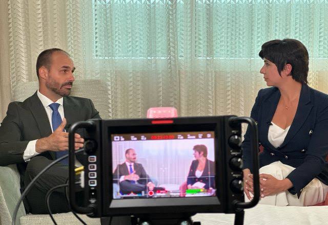 Imagem de Eduardo Bolsonaro afirma que sanção dos EUA contra Moraes foi adiada duas vezes