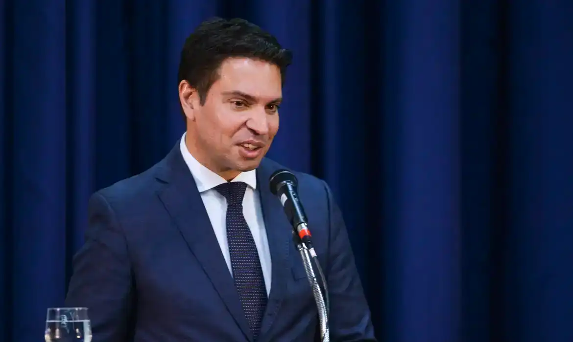 Imagem de Decisão de Moraes sobre Zambelli ameaça votação de Ramagem