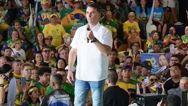 Imagem de Campanha de Flávio avalia restringir participação em debates sem Lula
