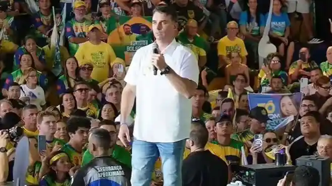 Imagem de Campanha de Flávio avalia restringir participação em debates sem Lula