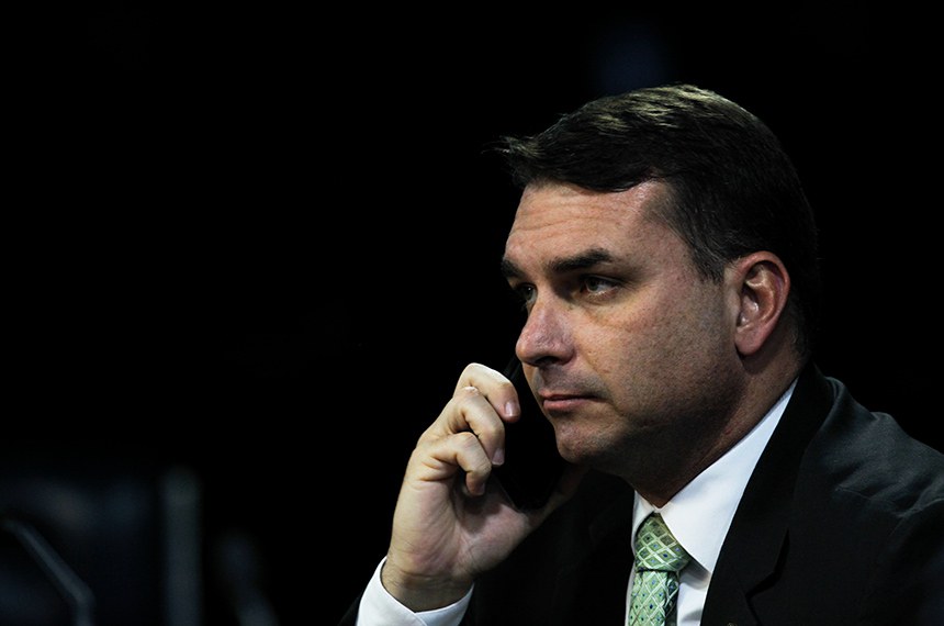 Imagem de Flávio Bolsonaro ironiza homenagem a Lula na Sapucaí e cobra devolução de recursos do INSS