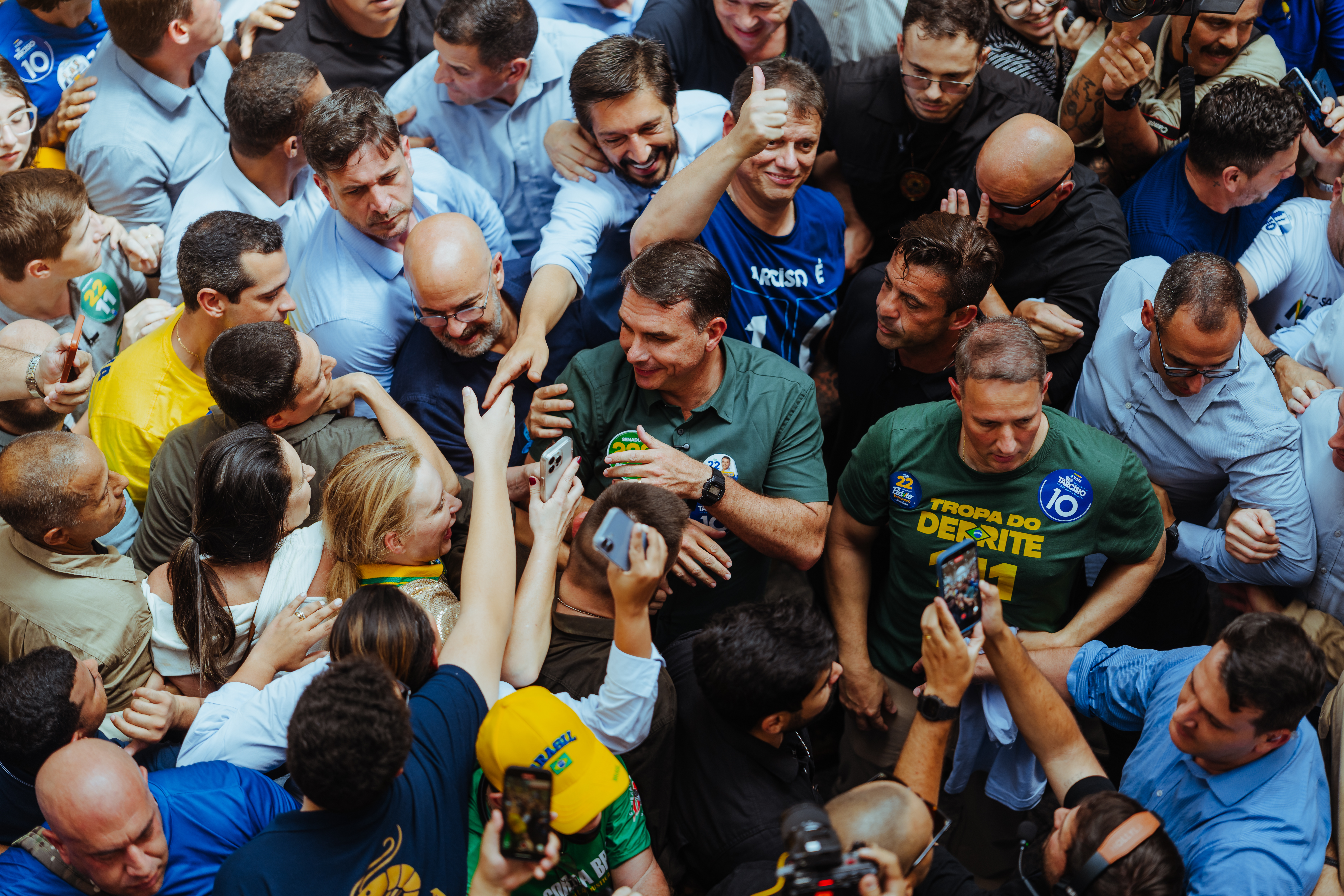 Imagem de Ao lado de Tarcísio e Nunes, Flávio Bolsonaro critica violência e altos impostos de Lula