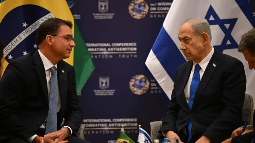 Imagem de Flávio e Eduardo Bolsonaro se reúnem com Netanyahu em conferência contra o antissemitismo em Israel