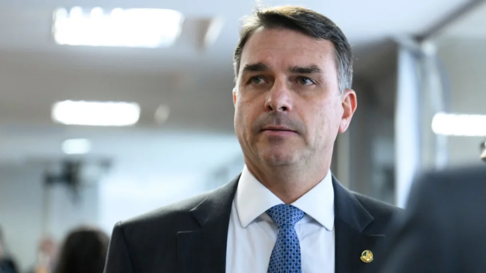 Imagem de Flávio Bolsonaro critica voto de Moraes que condena Eduardo por difamação