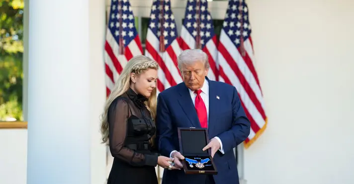 Imagem de Trump concede Medalha Presidencial da Liberdade a Charlie Kirk