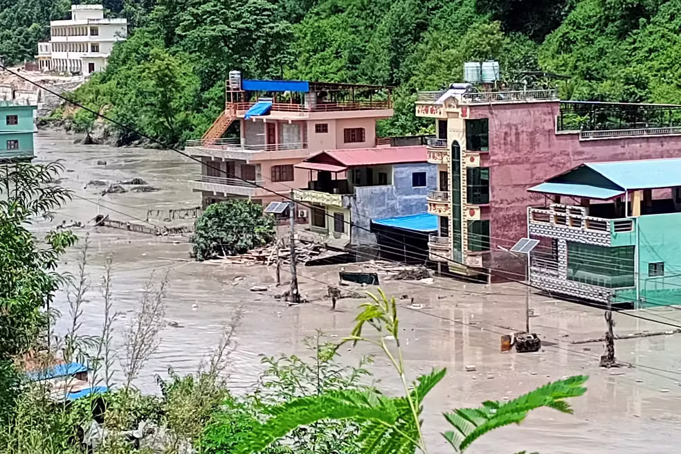 Imagem de Enchente no Nepal deixa 384 viajantes desaparecidos, incluindo 291 estrangeiros