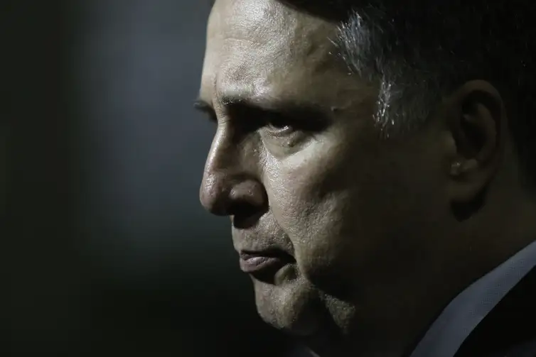 Imagem de Justiça manda Garotinho apagar publicação que associava Paes ao Comando Vermelho